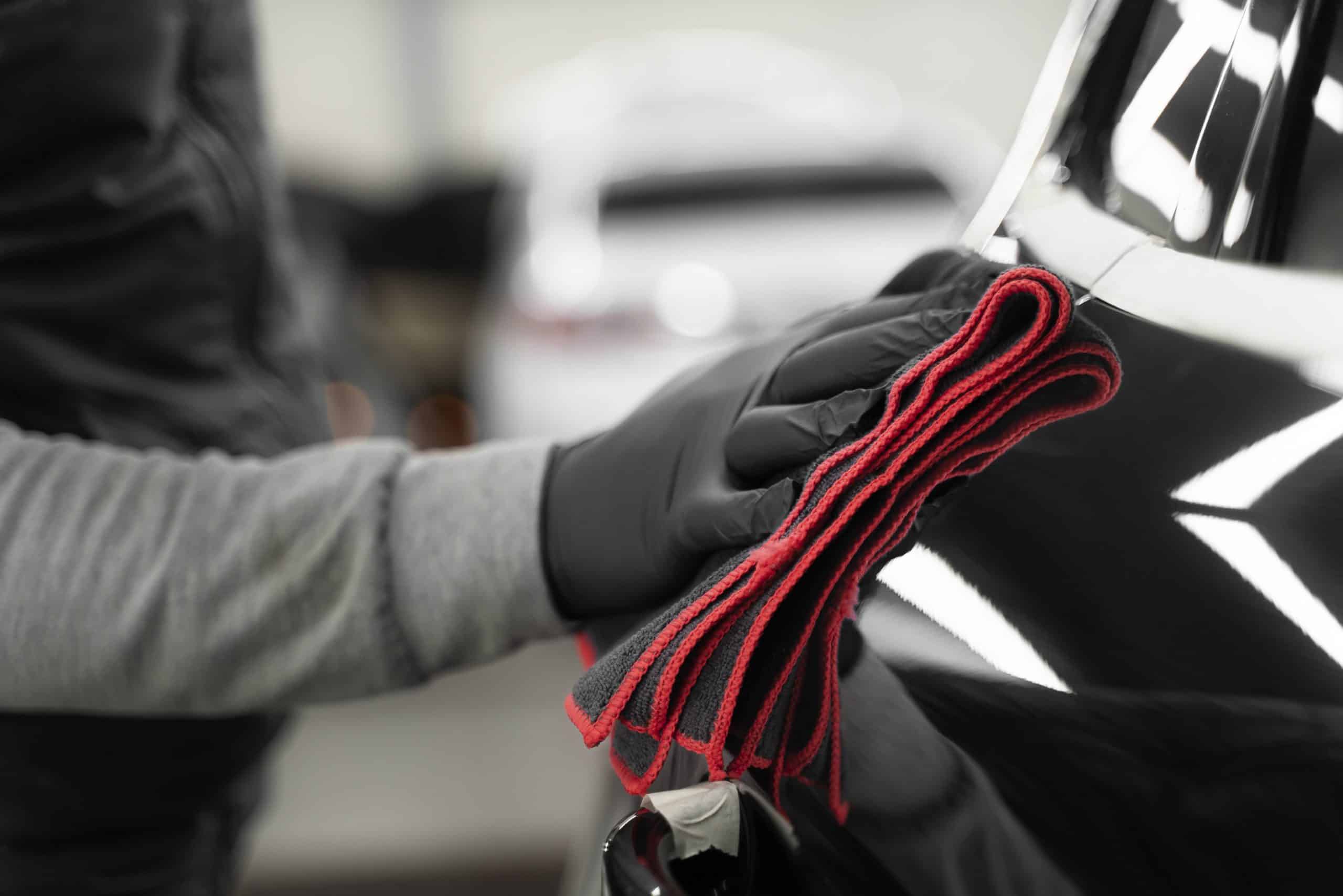 Entretien et nettoyage d'une voiture : la microfibre pour un résultat sans  rayures